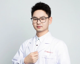 何怀万_长沙星辰医疗美容医院双眼皮高难度眼修复专家